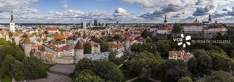 爱沙尼亚塔林城市风光：雷瓦尔城墙与政府所在地图片素材