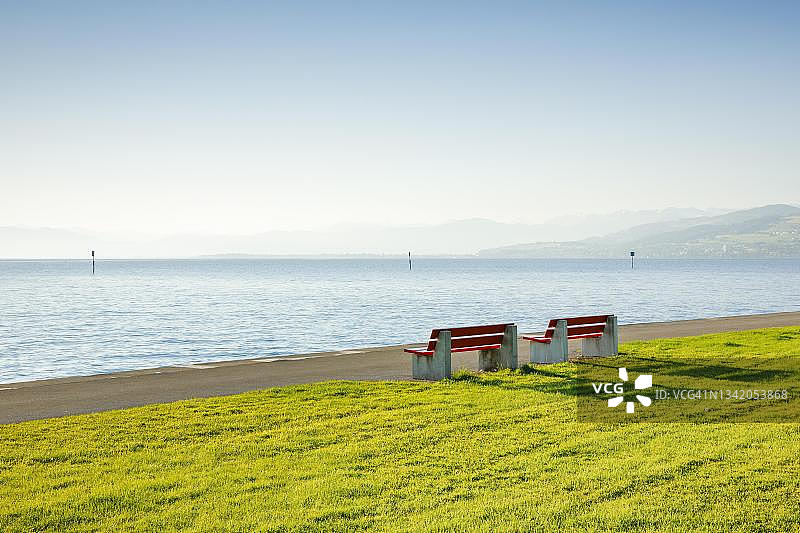 瑞士图尔高阿尔邦康斯坦茨湖岸边的长椅图片素材