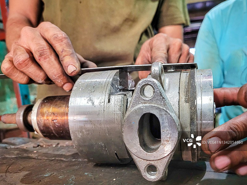 正在修理汽车零件的机械师图片素材