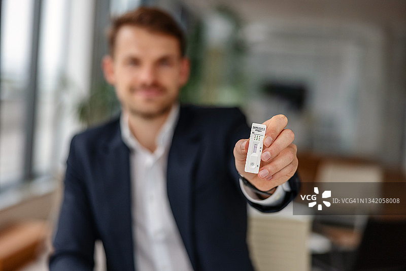 商人展示阴性的快速抗原检测图片素材