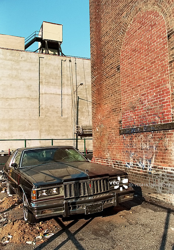 纽约下东区小巷内的废弃老爷车图片素材
