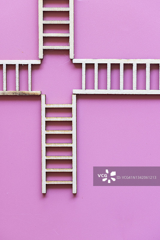 粉色背景上的梯子图片素材