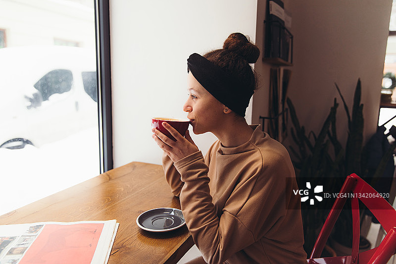 年轻女人在咖啡店享受舒适的早晨图片素材