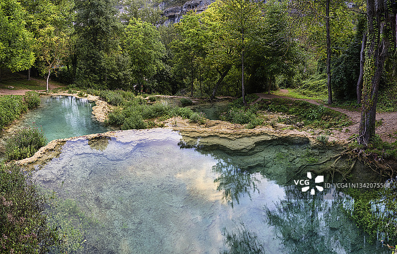 西班牙布尔戈斯省奥尔巴内哈德尔卡斯蒂略的水池图片素材