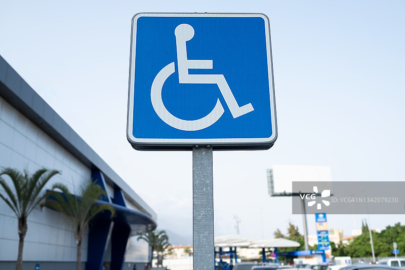 购物中心内的残疾人停车标志图片素材