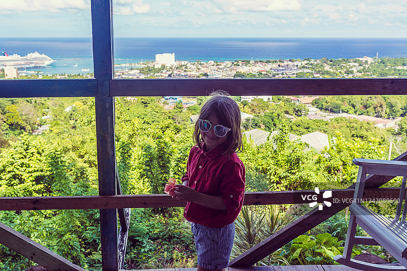 小女孩眺望热带岛屿美景，牙买加家庭度假图片素材