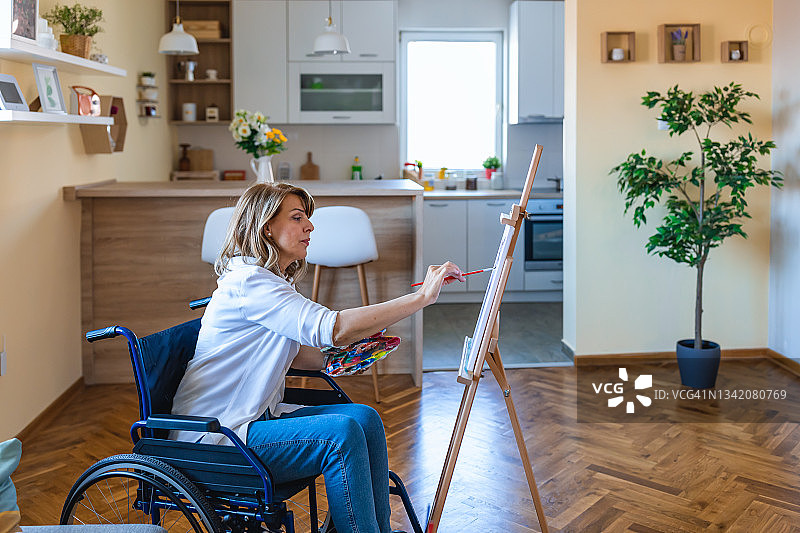 残疾的中年艺术家在工作室绘画图片素材