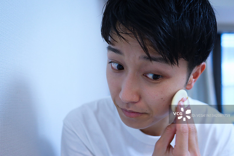 注重皮肤护理的年轻男人 портрет图片素材