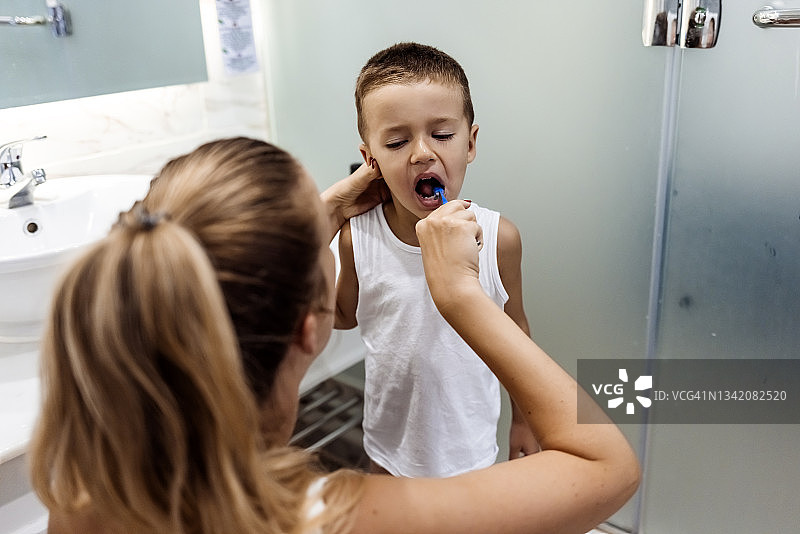 母亲教儿子刷牙图片素材