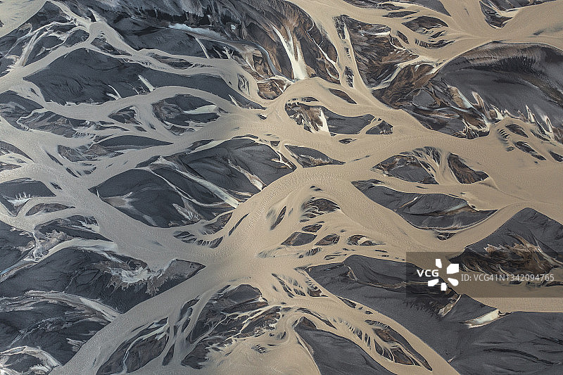 冰岛火山沙地上河流交错的无人机抽象图像图片素材