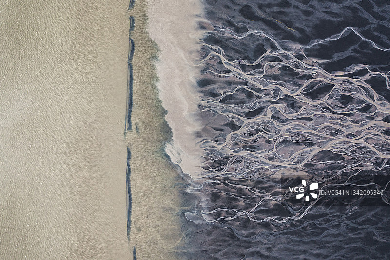 冰岛辫状河流入泻湖的航拍图像图片素材