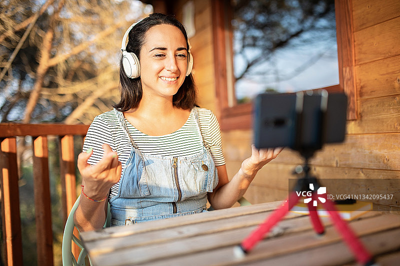 年轻女人录制社交媒体视频图片素材
