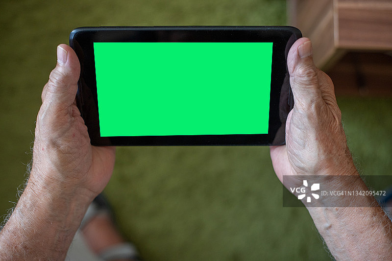 老人手持平板电脑图片素材