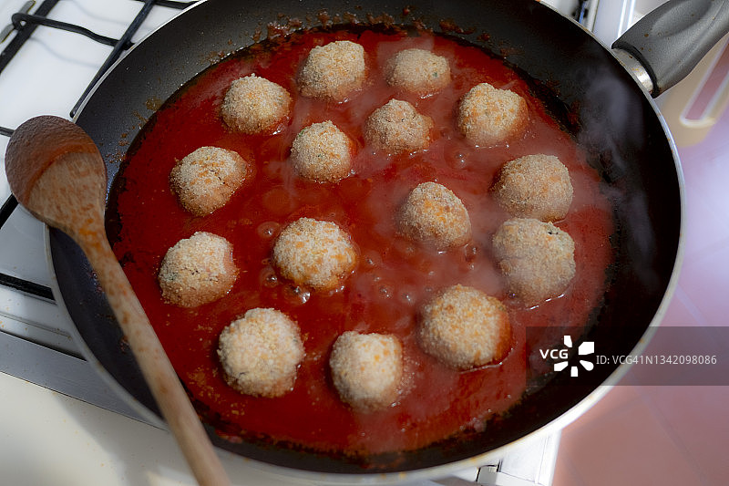 平底锅里的肉丸图片素材