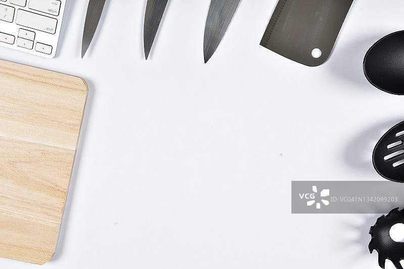 现代美食烹饪背景与厨房工具、电脑键盘扁平风格排版图片素材