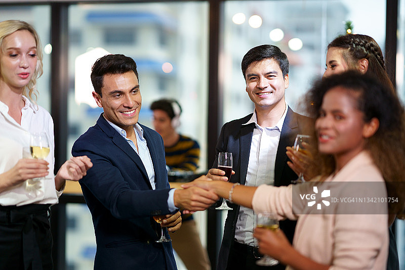 商务会议祝贺握手问候和庆祝图片素材