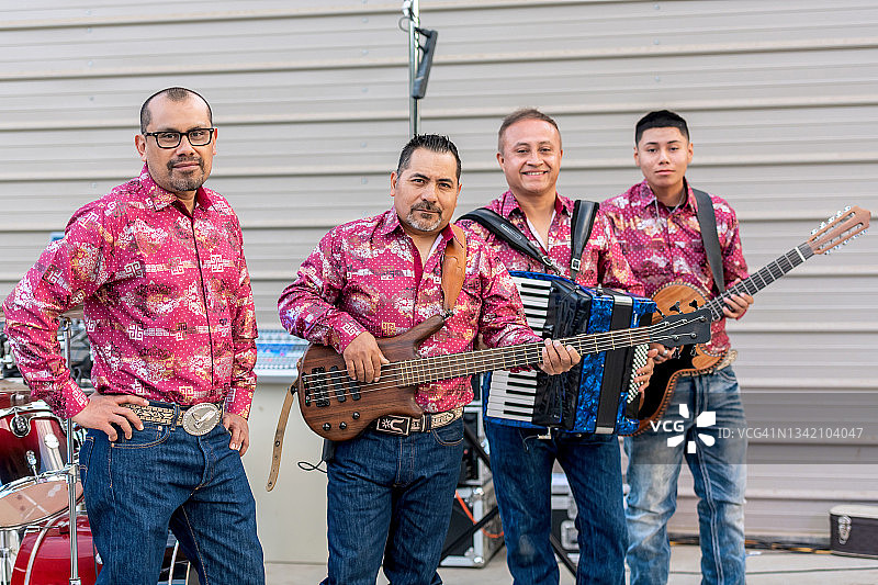 拉丁音乐团体音乐会前合影图片素材