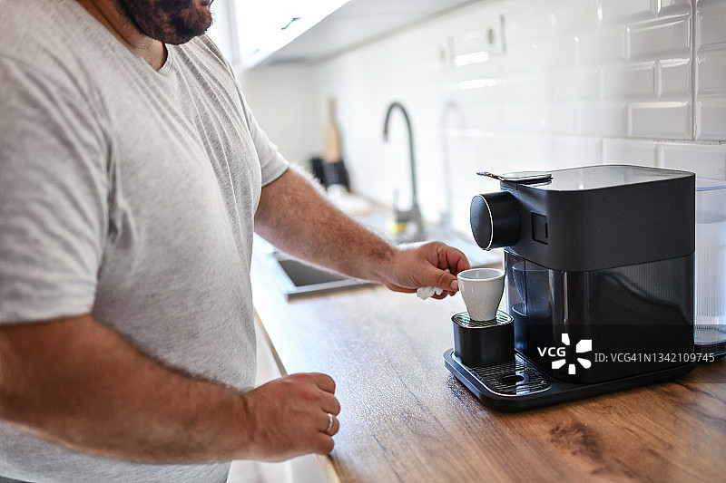 男人在家用咖啡机制作咖啡图片素材