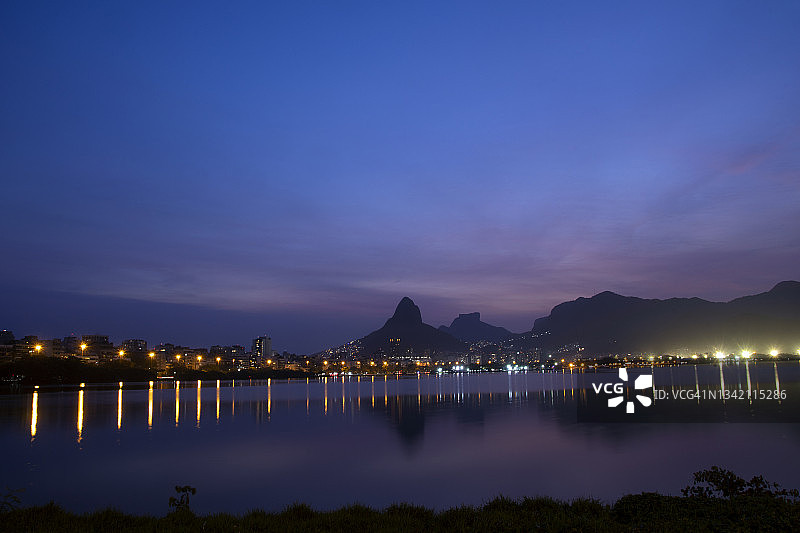 罗德里戈·德·弗雷塔斯湖日落 - 巴西里约热内卢图片素材
