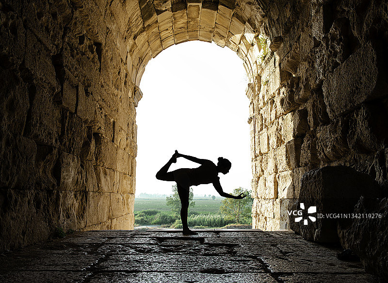 在古城里做瑜伽图片素材