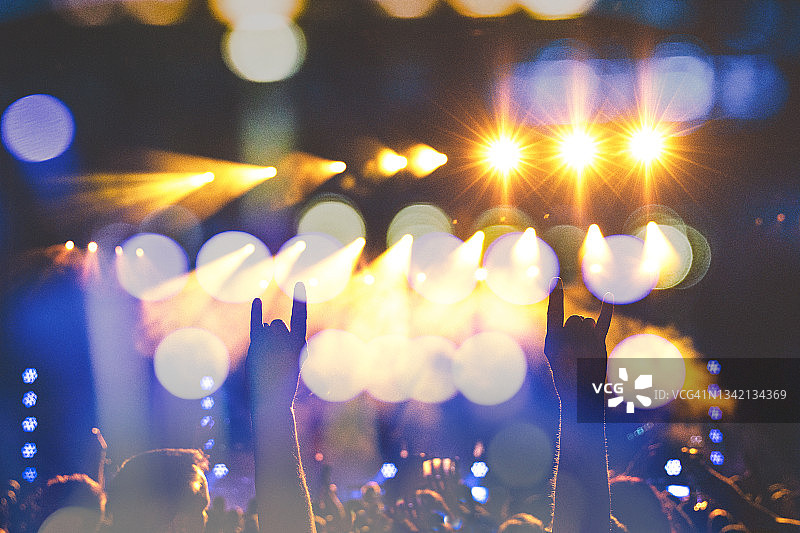 摇滚音乐会观众欢呼，摇滚手势图片素材