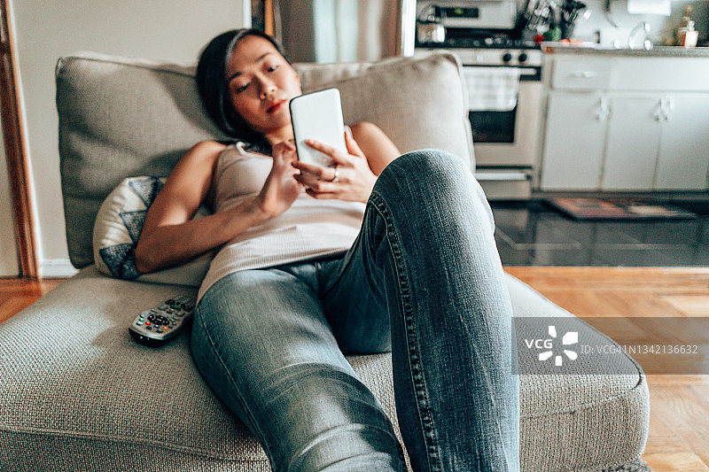 女人在手机上使用社交媒体图片素材