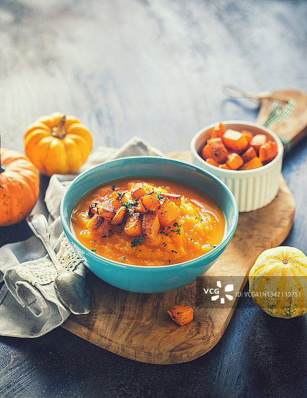 自制南瓜奶油浓汤配烤南瓜块图片素材