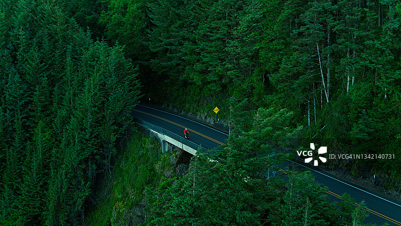 骑行者在俄勒冈海岸公路上骑行 - 航拍图片素材