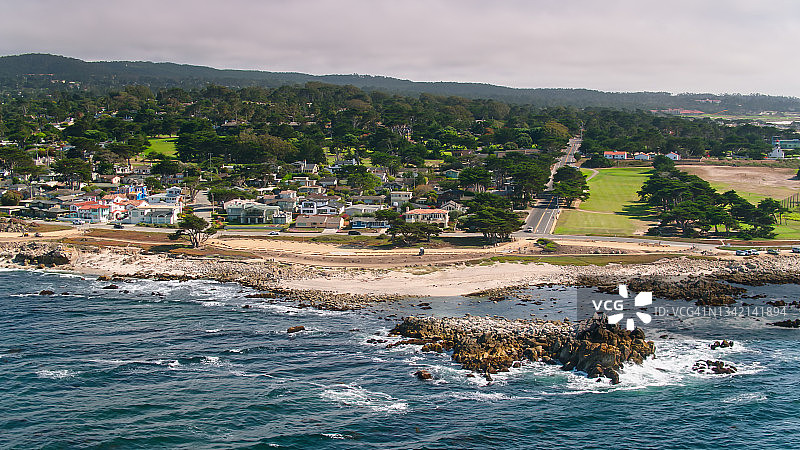 加利福尼亚州太平洋格罗夫的住宅街道和高尔夫球场图片素材