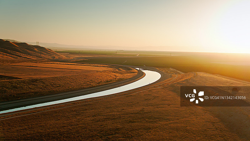 中央谷的加利福尼亚输水渠图片素材