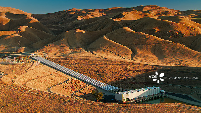 加利福尼亚州贝克斯菲尔德附近输水管道泵站的无人机拍摄图片素材