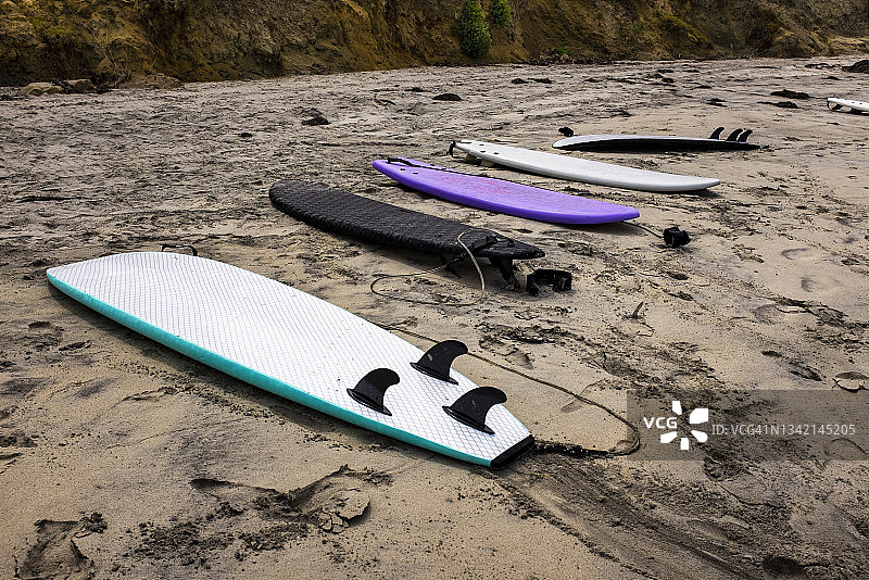 一排冲浪板图片素材