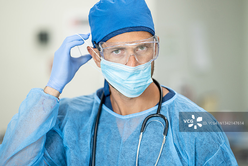 一线工人穿戴个人防护装备图片素材