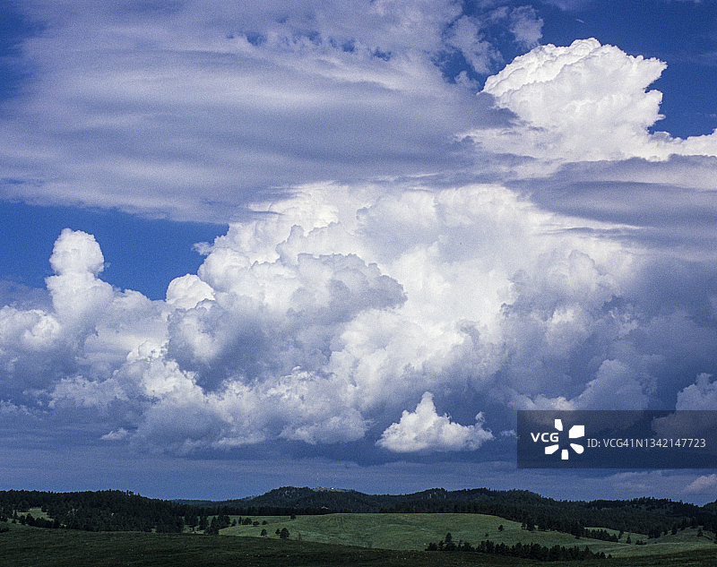 南达科他州卡斯特州立公园的积云图片素材