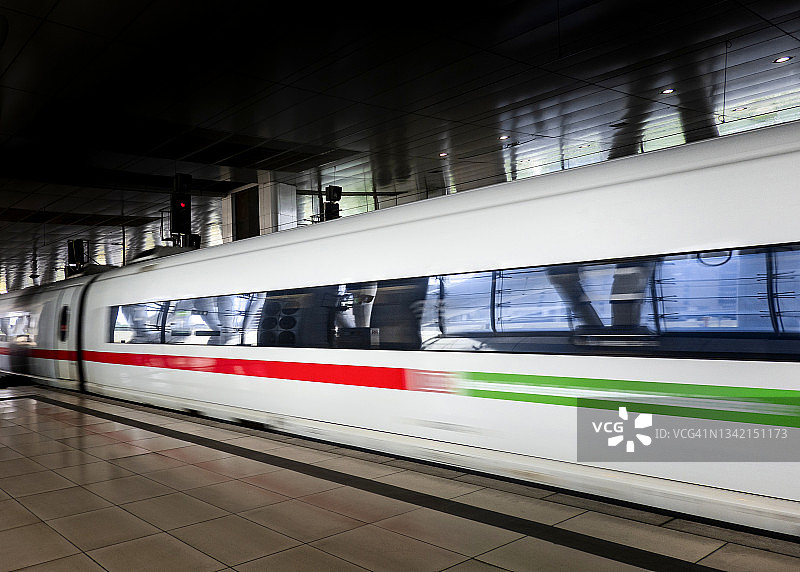 火车站的移动列车图片素材