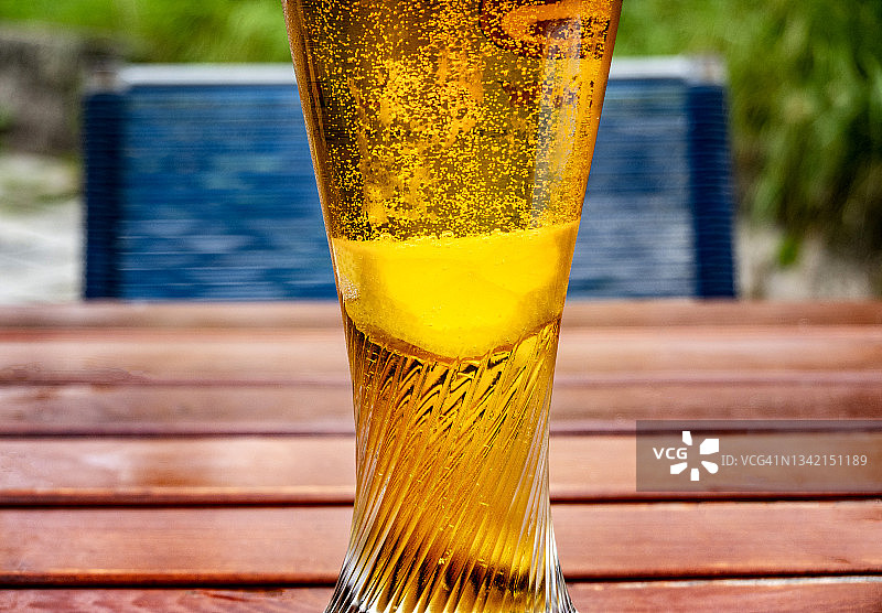 高脚杯中的小麦啤酒图片素材
