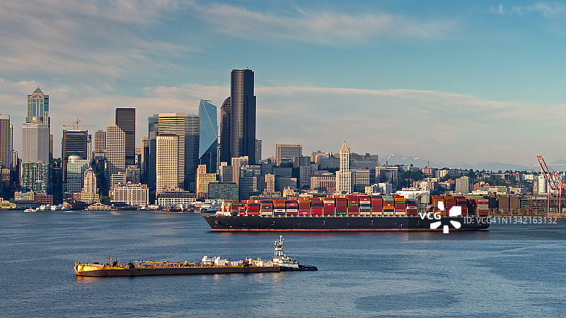 离开西雅图港的集装箱船 - 航拍图片素材