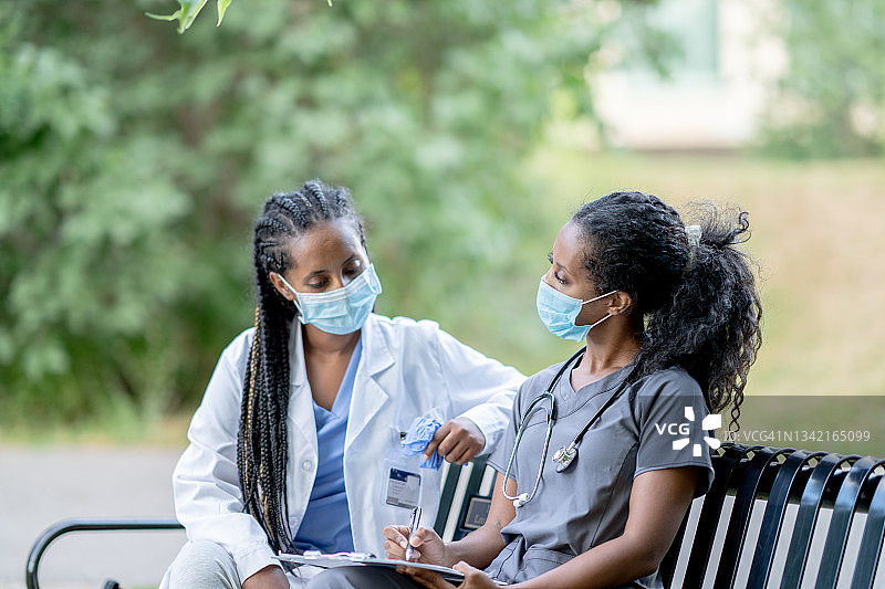 在户外查看文件的医务人员图片素材