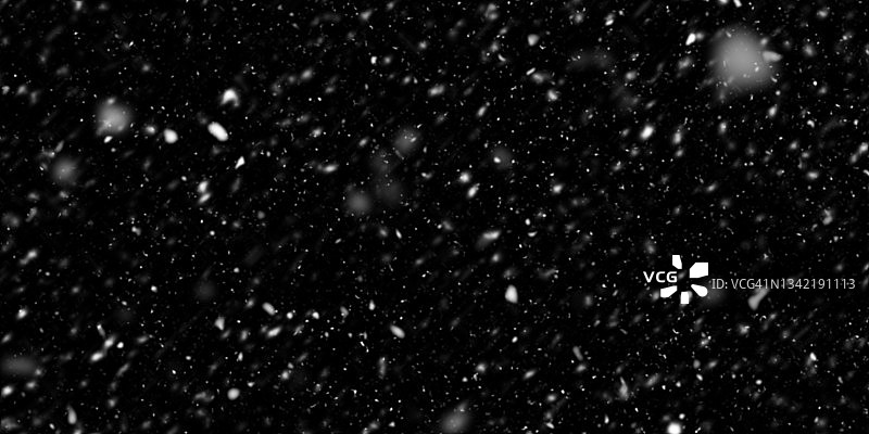 黑色背景上的飘雪图片素材