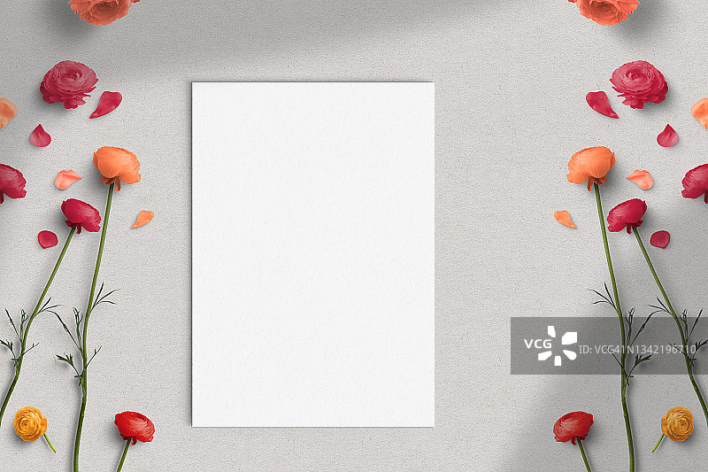 粉色花朵婚礼桌面请柬样机图片素材