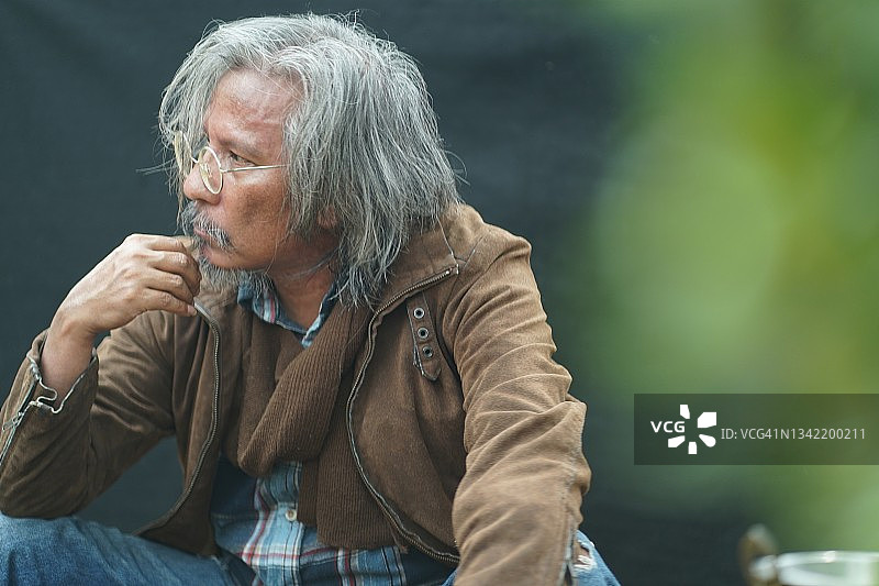 无家可归的老年男人特写图片素材