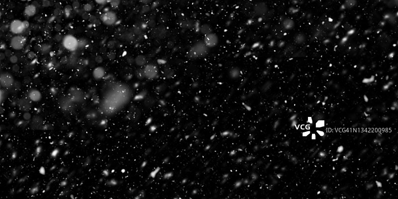 黑色背景上的飘雪图片素材