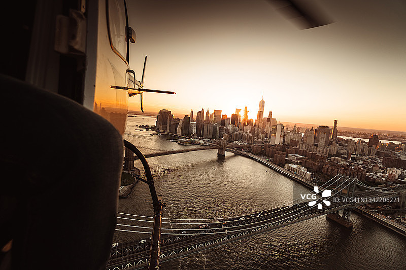 黄昏时分曼哈顿天际线的鸟瞰图图片素材