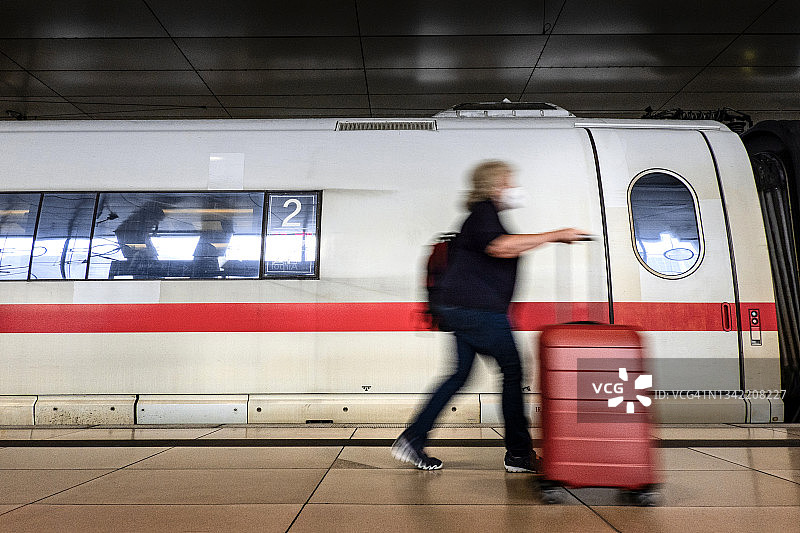 火车站台上快速移动的旅客图片素材