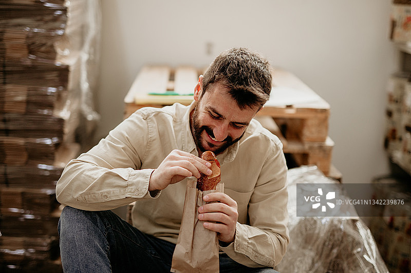 正在吃三明治的产业工人图片素材