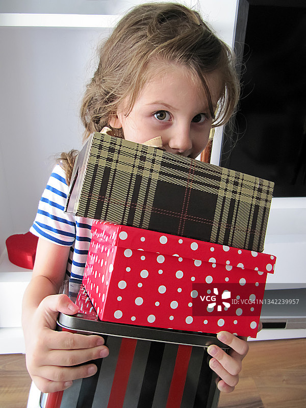 可爱小女孩笑着抱着礼物盒图片素材