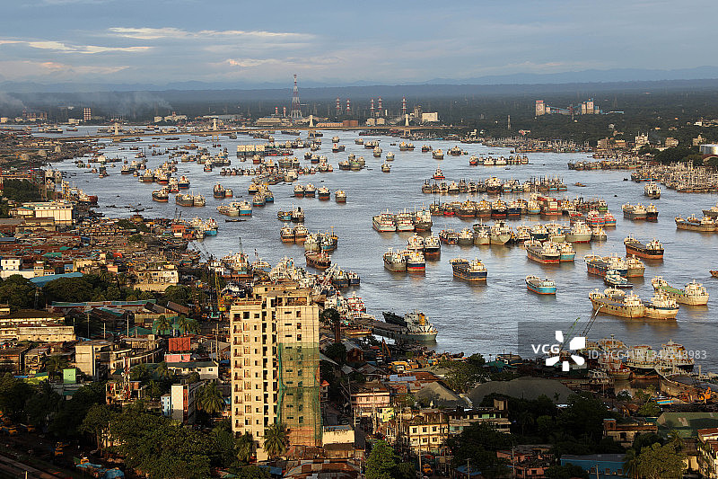 在孟加拉国卡纳普里河中停泊的数百艘船只图片素材