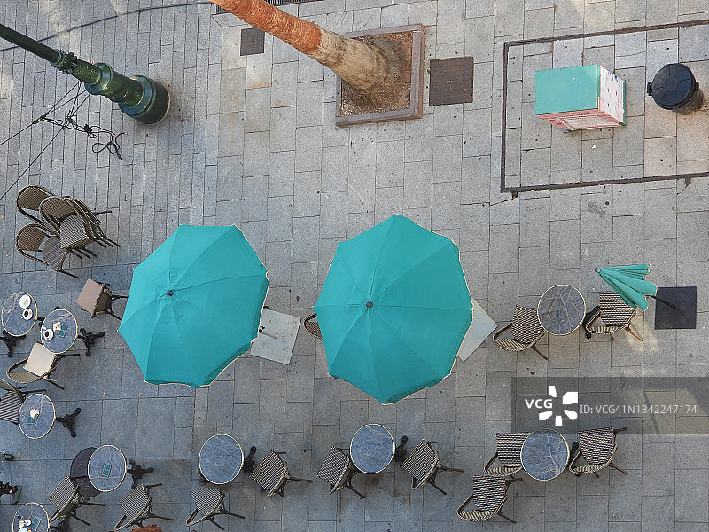 带遮阳伞的酒吧露台图片素材