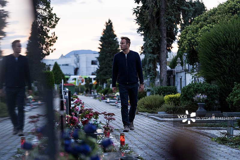 走向坟墓的黑衣年轻男人图片素材