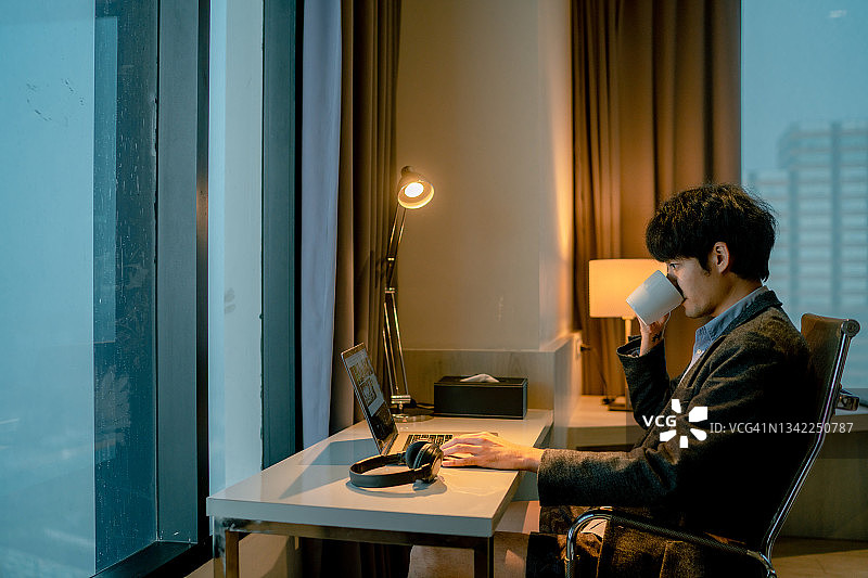 精力充沛的年轻商人发布作品图片素材